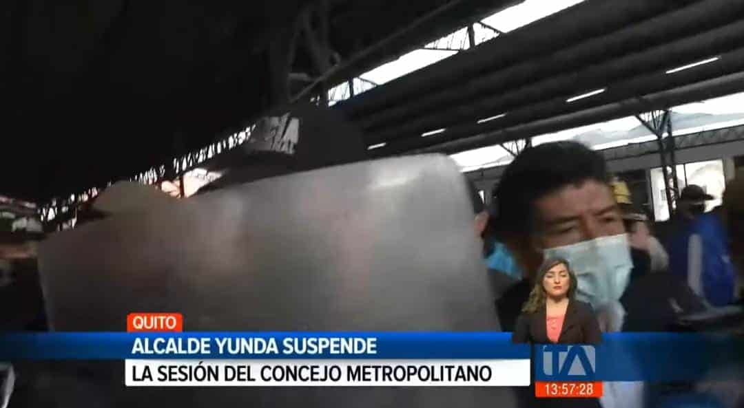 Periodista de Teleamazonas es agredida durante cobertura del Concejo Metropolitano 